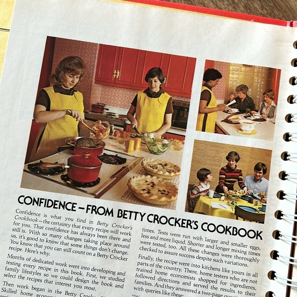 VTG 80s Betty Crocker's Cookbook Hardback Spiral Bound Color Photos 1982 Edition - Picture 6 of 11